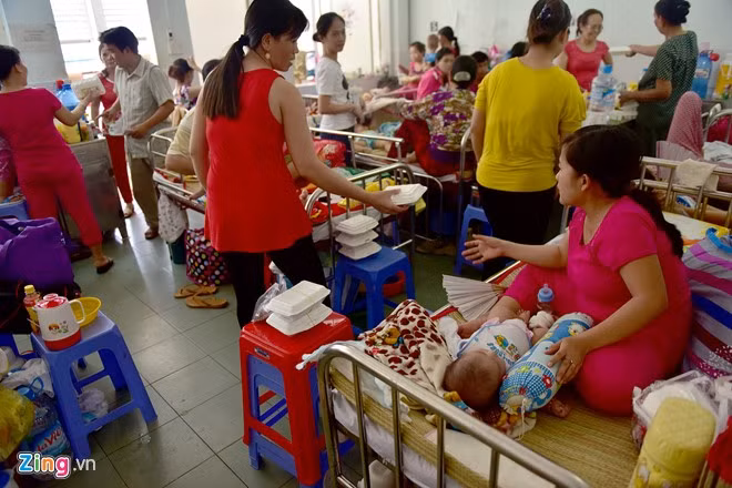 Hầu hết giường bệnh, trẻ đều phải nằm chung vì quá tải bệnh nhân. Một em bé thường kèm theo 2-3 người lớn bên cạnh chăm sóc.