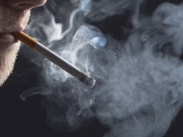 Hút thuốc lá. Chất hóa học trong thuốc lá có thể tác động đến các tế bào gan, gây tổn thương gan nguy hiểm.