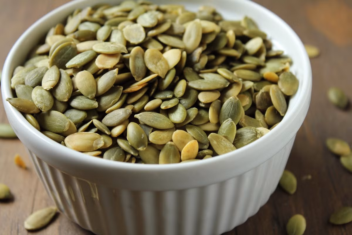 Hạt bí ngô. Hạt bí ngô có đầy đủ protein, vitamin và axit béo omega-3. Tất cả các chất dinh dưỡng này giúp cung cấp năng lượng tức thời cho cơ thể và đồng thời chiến đấu chống lại các triệu chứng mệt mỏi.