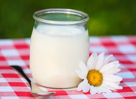 Sữa chua. Sữa chua có chứa protein và carbohydrate. Các vi khuẩn probiotic có trong sữa chua tích cực đấu tranh chống lại các triệu chứng mệt mỏi. Ngoài ra, sữa chua cũng là một nguồn tốt giúp tăng cường năng lượng và cải thiện sức khỏe tiêu hóa.