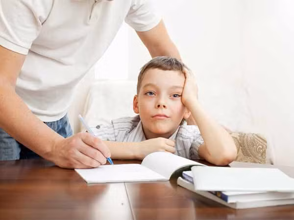 Không chú ý đến việc học tập của con bạn. Hãy cố gắng để tâm đến chuyện học hành của con cái, điều này rất quan trọng đối với sự phát triển cũng như tình cảm của cha con bạn.