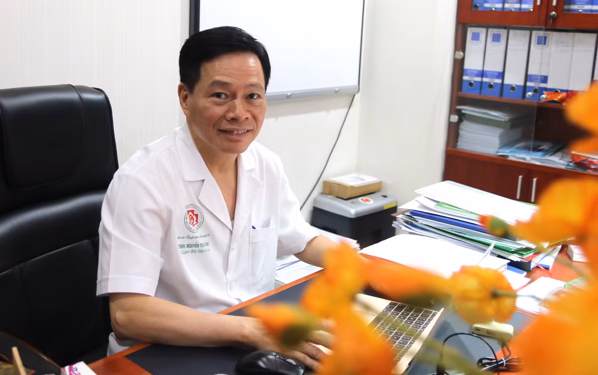 GS.BS Nguyen The Hoang va ca ghep chi the xuc dong ngay Tet
