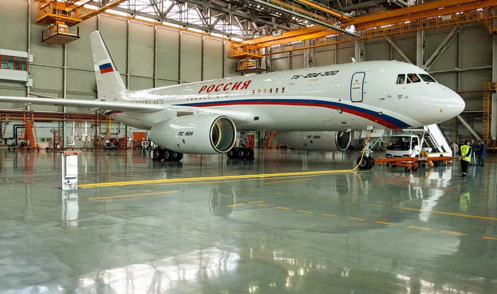 Máy bay do phi hành đoàn của Tupolev điều khiển, chuyến bay kéo dài 1,5 giờ. Trong thời gian này, chiếc Tu-214 đã đạt độ cao 10.000 mét, phi công tiến hành các bài kiểm tra cần thiết về thiết bị và hệ thống, mọi thứ diễn ra hoàn toàn bình thường.