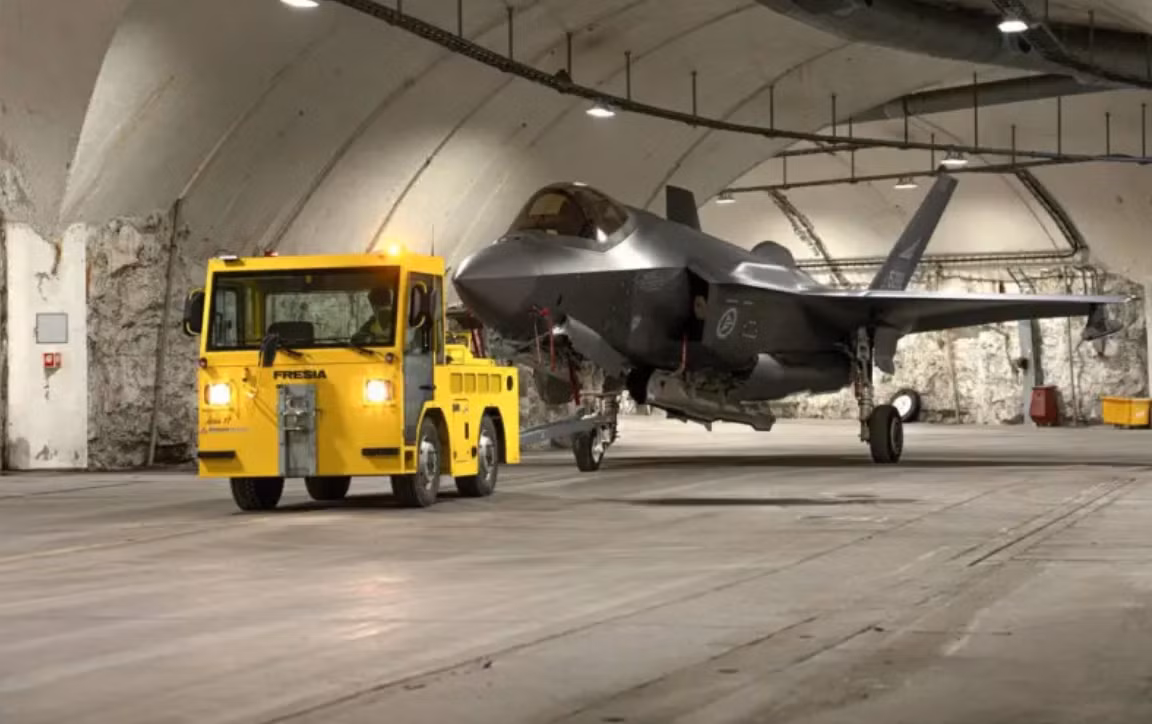 Hình ảnh tiêm kích F-35A của Na Uy trong hầm trú ẩn dưới lòng đất - Hình 2 Hinh anh tiem kich F-35A cua Na Uy trong ham tru an duoi long dat-Hinh-2