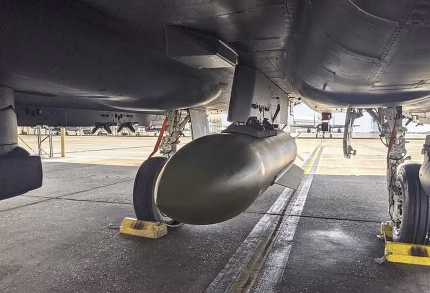 Trước đó, là một phần của chương trình hiện đại hóa phi đội B-2 Spirit, Không quân Mỹ cũng thử nghiệm tích hợp bom xuyên GBU-72/B nặng 2.300 kg vào chiếc máy bay ném bom chiến lược tàng hình này.