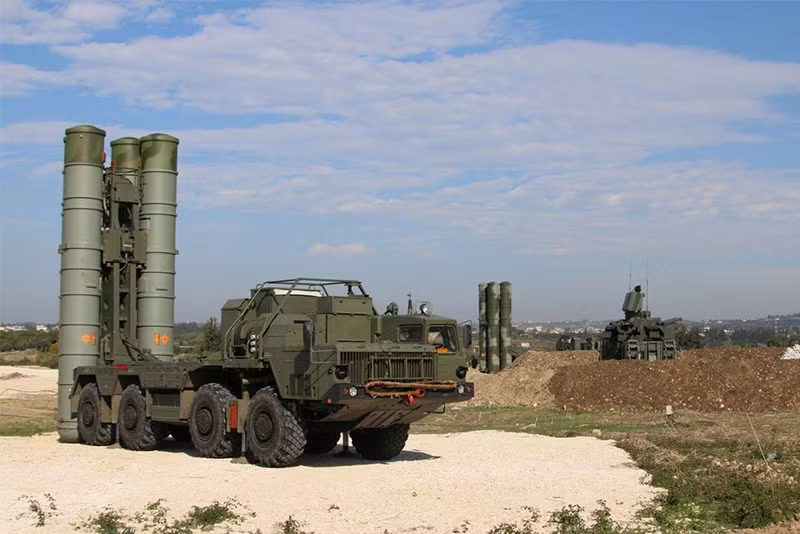 Việc Nga triển khai các bộ phận của S-500 tới Crimea có thể là giải pháp tạm thời sau những tổn thất của các hệ thống S-300 và S-400. Điều này cũng cho phép Nga thử nghiệm các thành phần của S-500 mà không bị rủi ro mất toàn bộ hệ thống.