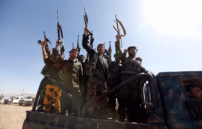 Houthi tan cong chien ham My bang ten lua dan dao