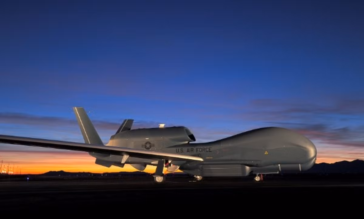 RQ-4B Global Hawk là máy bay không người lái có độ cao lớn, khả năng hoạt động lâu dài, do Northrop Grumman phát triển. Nó chủ yếu được Không quân Mỹ sử dụng cho các nhiệm vụ tình báo, giám sát và trinh sát. RQ-4B Global Hawk có khả năng hoạt động trong mọi thời tiết, ngày hoặc đêm trên các khu vực địa lý rộng lớn với radar khẩu độ tổng hợp có độ phân giải cao và cảm biến quang điện/hồng ngoại.