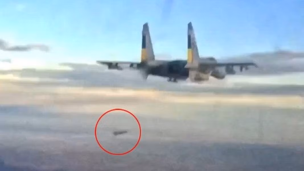Vào giây thứ 7 của đoạn video, thao tác đặc biệt đã được ghi lại, khi bom AASM Hammer được phóng ra, sau đó phi công lái MiG-29 quay đầu và hạ xuống độ cao xuống tối thiểu rồi nhanh chóng thoát ly.