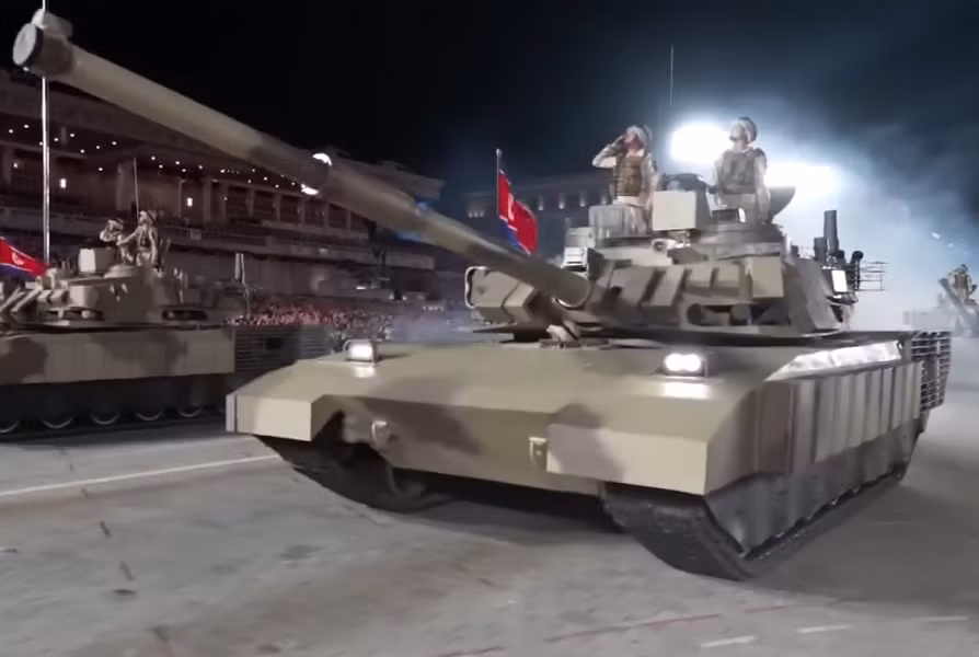 Chỉ huy và xạ thủ ngồi ở vị trí bên trái tháp pháo. Trưởng xe có kính ngắm kết hợp, việc quan sát được thực hiện bằng cách quay toàn bộ tháp pháo, tức là xe tăng vẫn không được tích hợp kính quan sát toàn cảnh. Trong khi đó, pháo thủ có các loại kính ngắm tương tự.