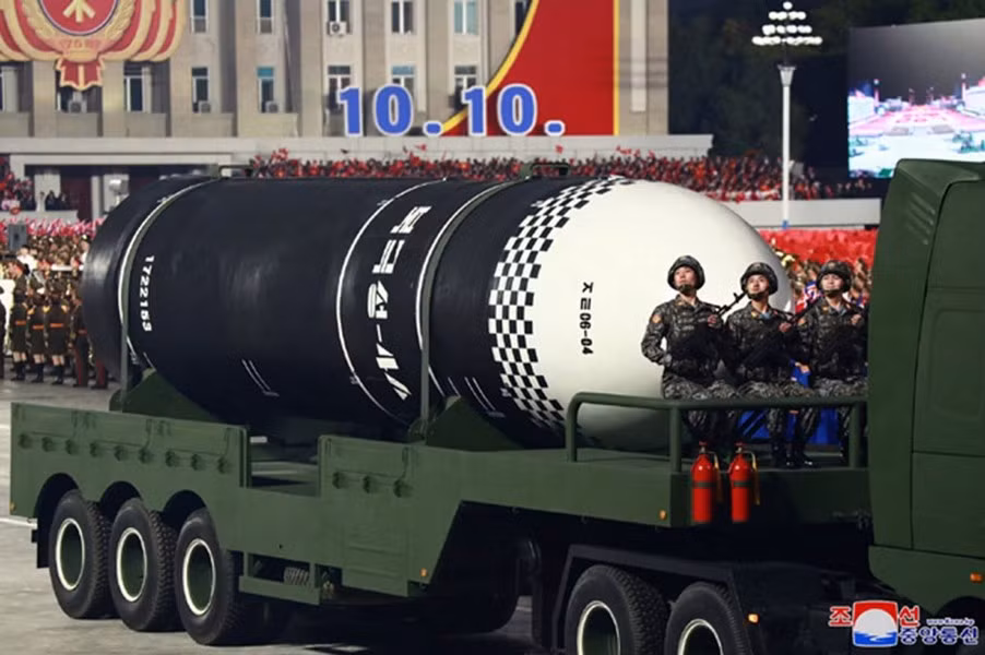 Xét đến sự hiện diện của vũ khí hạt nhân Mỹ ở Hàn Quốc, bước đi nói trên của Bình Nhưỡng được nước này cũng như cộng đồng quốc tế xem là phản ứng ở mức thích đáng.