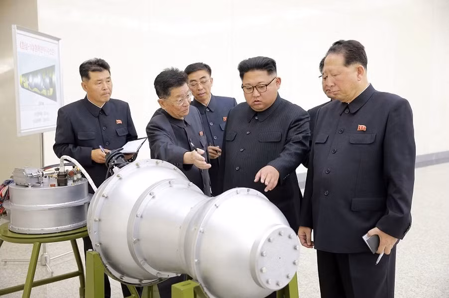 Mặc dù là một quốc gia có tiềm lực kinh tế hạn chế nhưng Triều Tiên vẫn gây ngạc nhiên cho cộng đồng quốc tế khi chế tạo thành công vũ khí hạt nhân và tên lửa đạn đạo xuyên lục địa.