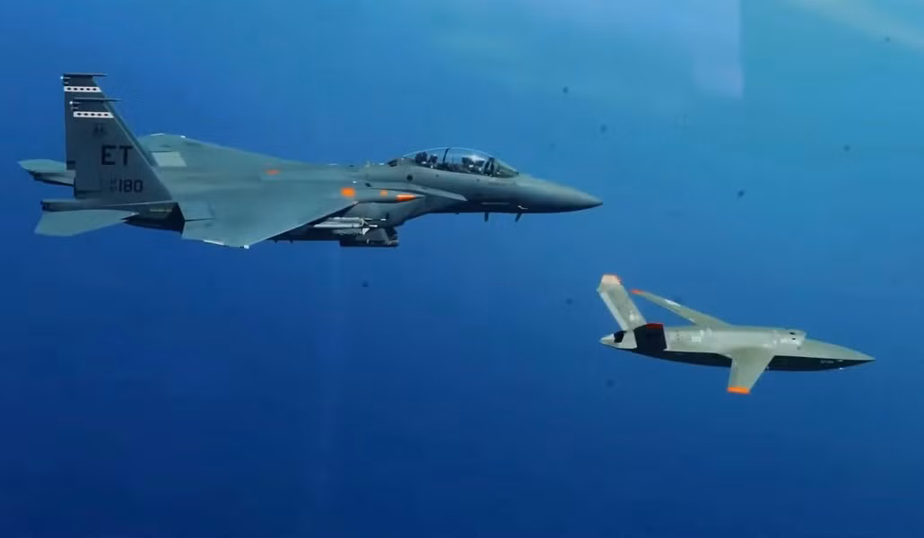 Như The War Zone đã nêu bật trong quá khứ, việc UAV XQ-58 không cần đường băng truyền thống, cực kỳ có lợi trong các hoạt động triển khai phân tán trong tương lai.