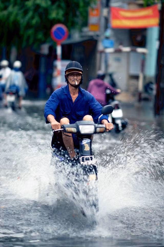 Các fanpage nhiếp ảnh trong vài ngày gần đây cũng thường xuyên cập nhật, chia sẻ những hình ảnh độc trong mưa bão, lụt lội. Cảnh người dân lao động vượt sóng nước, bươn trải nhưng vẫn nở nụ cười trên môi lưu lại nhiều ấn tượng sâu sắc.