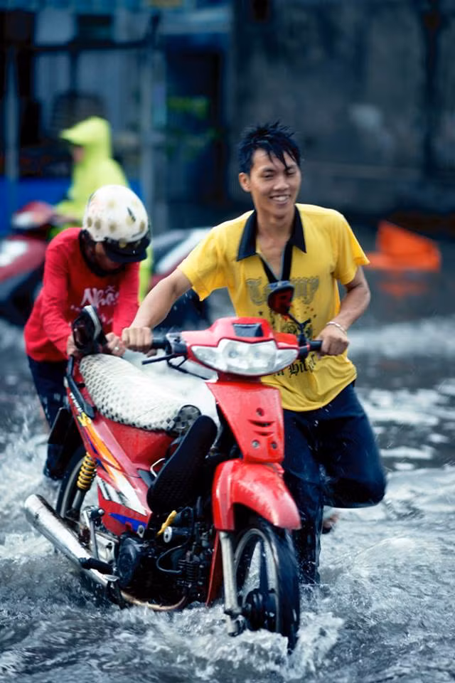 Còn có không ít hình ảnh mang nặng tình người, sự giúp đỡ, tương trợ lẫn nhau trong hoàn cảnh sóng nước mênh mông, giao thông kẹt cứng, tê liệt.