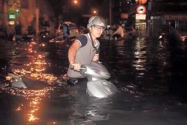 Tuy nhiên, vẫn có những người chịu khó lội nước, ghi lại những khoảnh khắc hiếm có, những câu chuyện, hình ảnh ấn tượng trong ngày mưa lớn, ai nấy cũng đang mệt nhoài tìm đường về nhà.