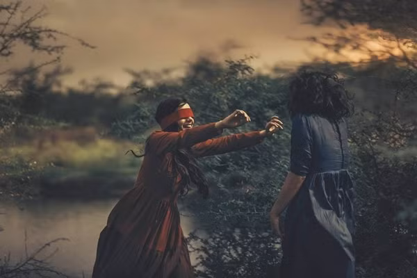 Nhân vật chính trong bộ ảnh của Arjun Kamth là một cặp đồng tính nữ xinh đẹp người Ấn Độ. Họ bước ra từ trong một chiếc tủ kín bưng, sau đó thể hiện tình cảm, sự quan tâm, yêu thương lẫn nhau trong bối cảnh rừng cây.