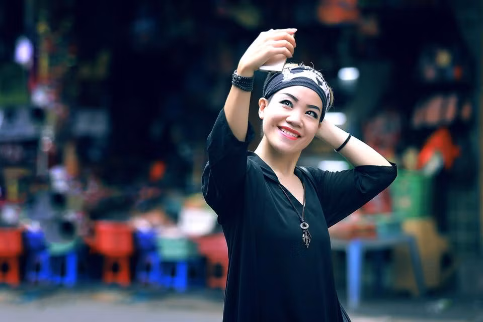 Theo tìm hiểu, người đàn ông thích trang điểm trong bức ảnh gây sốt mạng thực chất là một thợ cắt tóc nữ khá có tiếng ở Hà Nội. Nữ nhân vật chính tên thật là là Trần Vân Anh, dù khuôn mặt có nhiều góc cạnh, pha một chút nam tính nhưng chị Vân Anh vẫn khẳng định mình là “phụ nữ chính hiệu”.