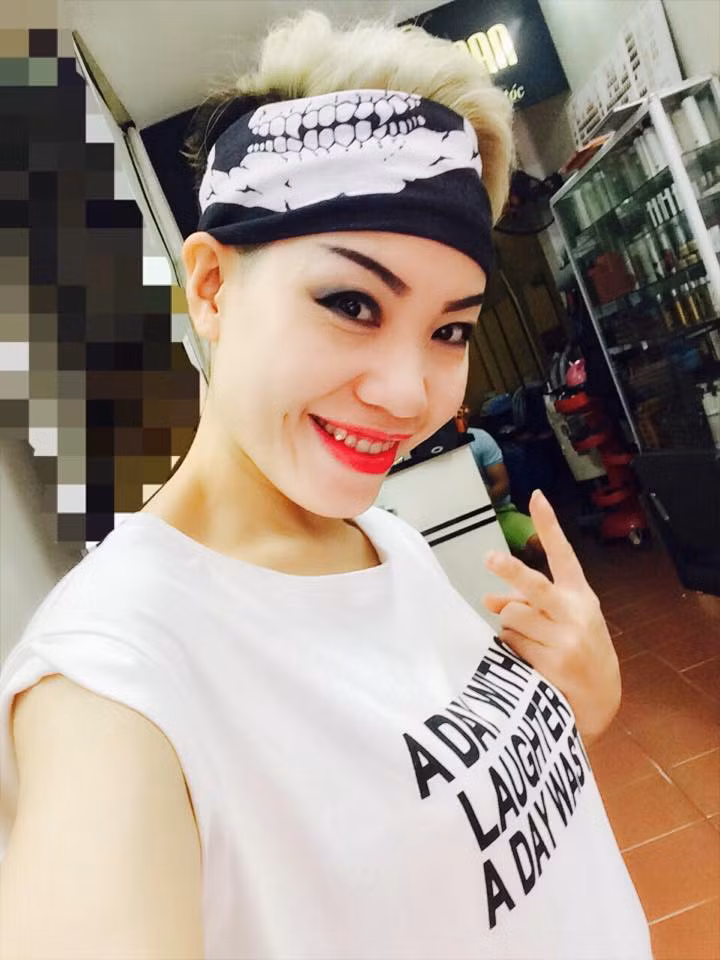 Được biết chị Vân Anh từng lọt vào Top 5 trong cuộc thi Vua tóc Việt Nam 2014, giải Phong cách tại Nhà tạo mẫu tóc xuất sắc năm 2007.