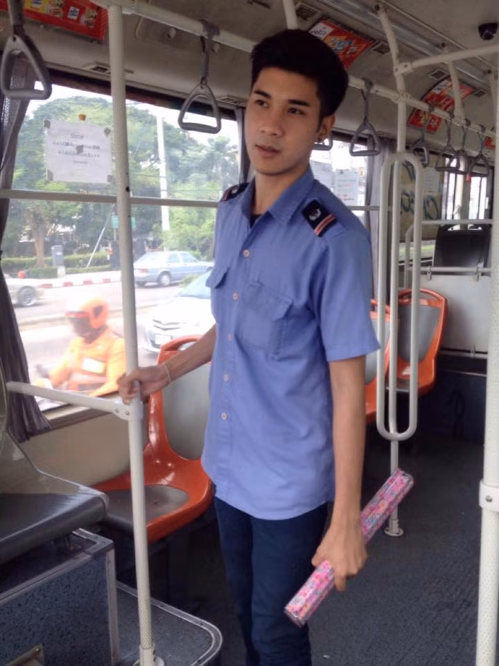 Chỉ trong một thời gian ngắn, danh tính chàng hot boy phụ xe buýt đã được dân mạng Thái Lan tìm ra. Anh chàng đẹp trai này có tên thật là Oishi Nithiroj, sinh năm 1994, hiện đang sinh sống và học tập tại Bangkok, Thái Lan.