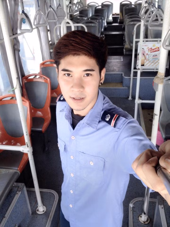 “ Hot boy phụ xe buýt” là biệt danh mà dân mạng đặt cho anh chàng đẹp trai này. Dù làm phụ tá trên xe buýt nhưng nụ cười hiền và mái tóc rất thời thượng của chàng trai trẻ khiến anh nhìn trẻ trung, năng động và hấp dẫn hơn.