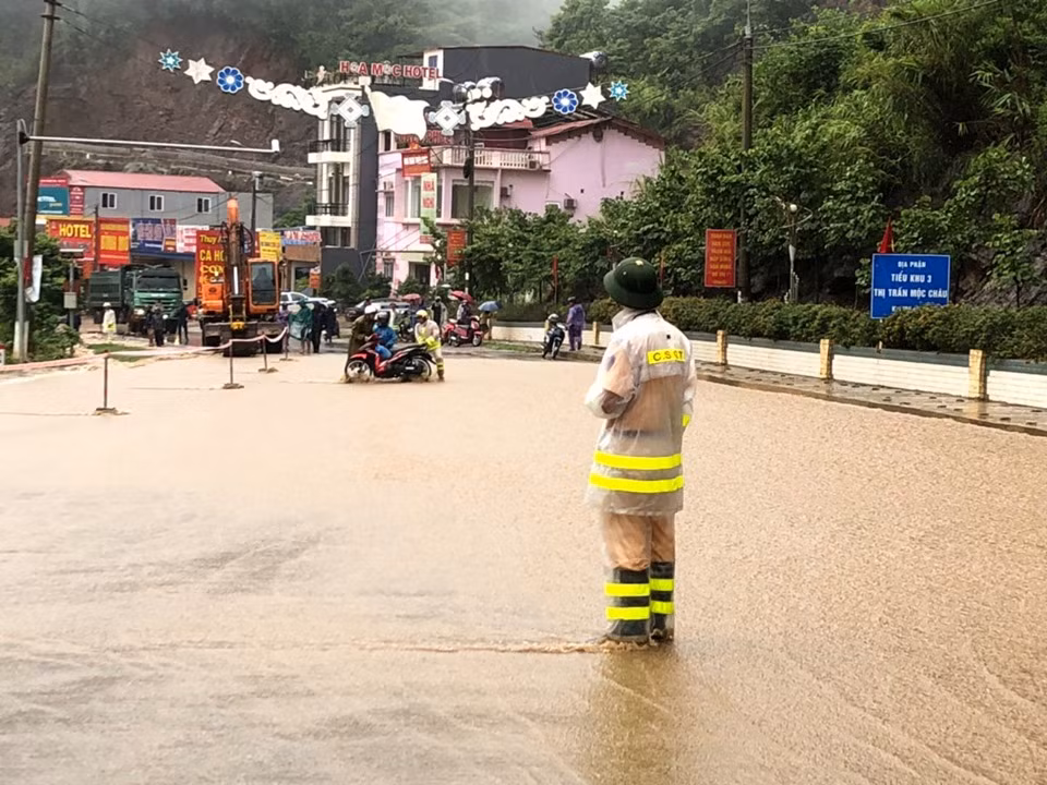 Do ảnh hưởng của cơn bão số 3, nhiều nơi trên địa bàn tỉnh Sơn La đã xảy ra mưa vừa, mưa to đến rất to, nước từ các khe núi đổ về khiến mực nước tại các con suối dâng cao gây ngập lụt các tuyến đường quốc lộ, tỉnh lộ, hàng trăm ngôi nhà, trường học và nhiều diện tích hoa màu bị ngập lụt gây ảnh hưởng đến đời sống của người dân...