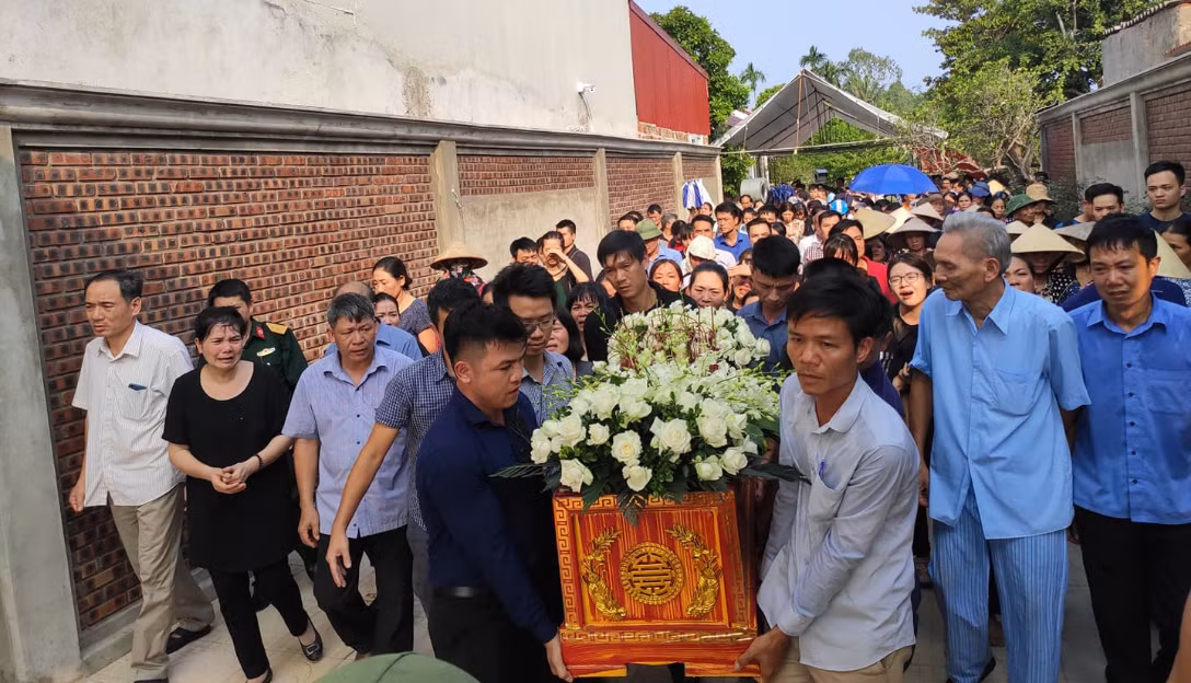 Người thân cho lẫn người lạ mỗi người một tay nâng niu cháu cho cháu về nơi an nghỉ cuối cùng.