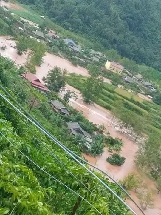 Nước lênh láng khắp nơi trên địa bàn huyện Mộc Châu, Sơn La.