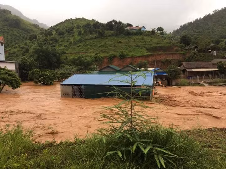 Tại xã Tân Xuân (Vân Hồ) nhiều ngôi nhà đã bị ngập do lượng nước đổ về từ các khe núi khiến mực nước dâng cao.