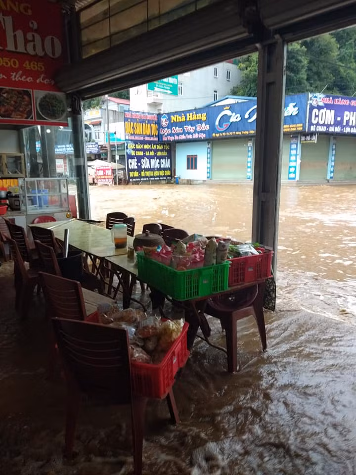 Mưa lớn xảy ra đã làm ngập nhà cửa của bà con sinh sống ven quốc lộ 6, thuộc thị trấn Mộc Châu. Ngoài ra, lũ tràn đến quá mạnh ở mọi ngõ ngách một cách bất ngờ, khiến người dân không kịp trở tay và làm ảnh hưởng đến sinh hoạt, buôn bán của bà con.