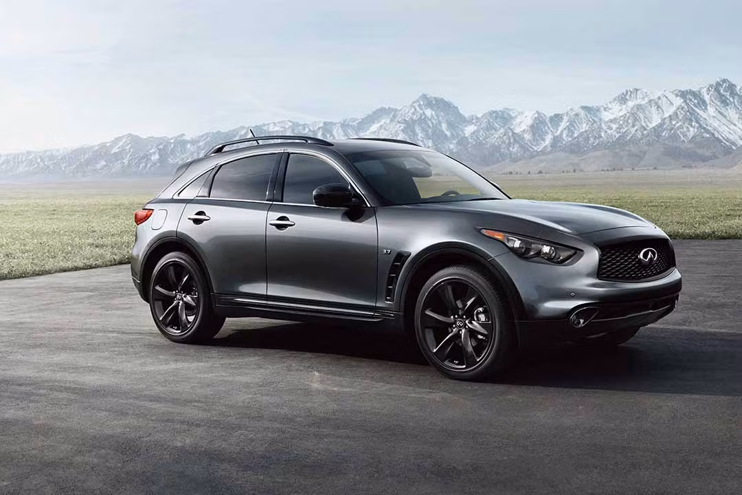 Đối với mẫu xe QX70 không cơ bắp như đàn anh QX80, QX70 có thiết kế kiểu crossover lai giữa sedan và SUV. Mẫu xe 5 chỗ này sử dụng động cơ V6 dung tích 3,7 lít, hộp số tự động 7 cấp và trang bị hệ thống kiểm soát giảm xóc liên tục (CDC) với chế độ tự động và thể thao.