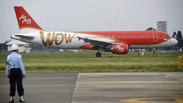 May bay Air Asia chet may, phat tieng no giua troi
