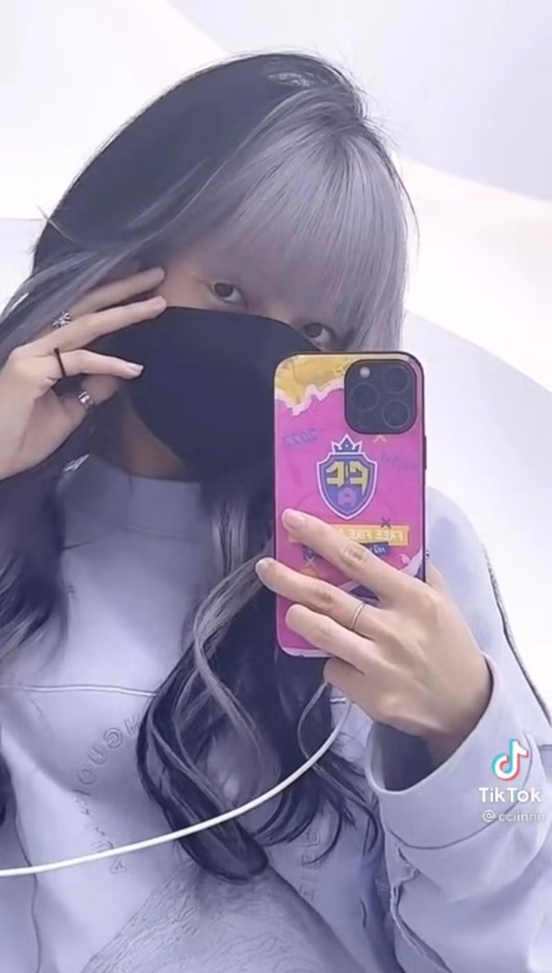 Mới đây, nữ TikToker CiiN lại bất ngờ công khai phẫu thuật thẩm mỹ để xinh đẹp hơn. Cụ thể, trong một đoạn clip khoe tóc mới, nữ dancer khiến nhiều khán giả tò mò vì không tháo khẩu trang.
