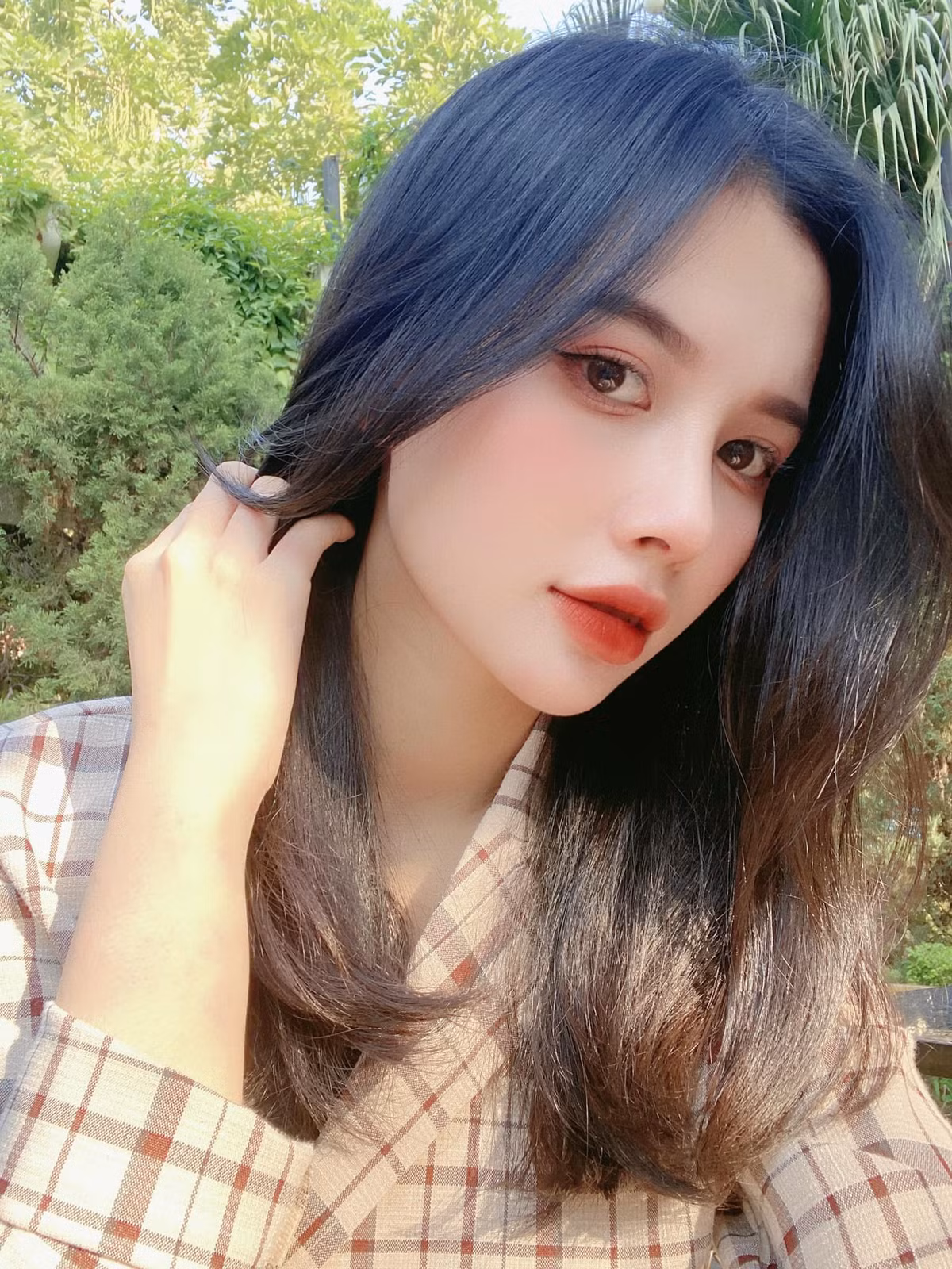 Sở hữu chiều cao 1m63 với số đo 3 vòng gần như hoàn hảo 90-57-95, Vân Anh có đôi mắt "biết nói", gương mặt chuẩn hot girl khiến ai cũng tấm tắc khen ngợi.