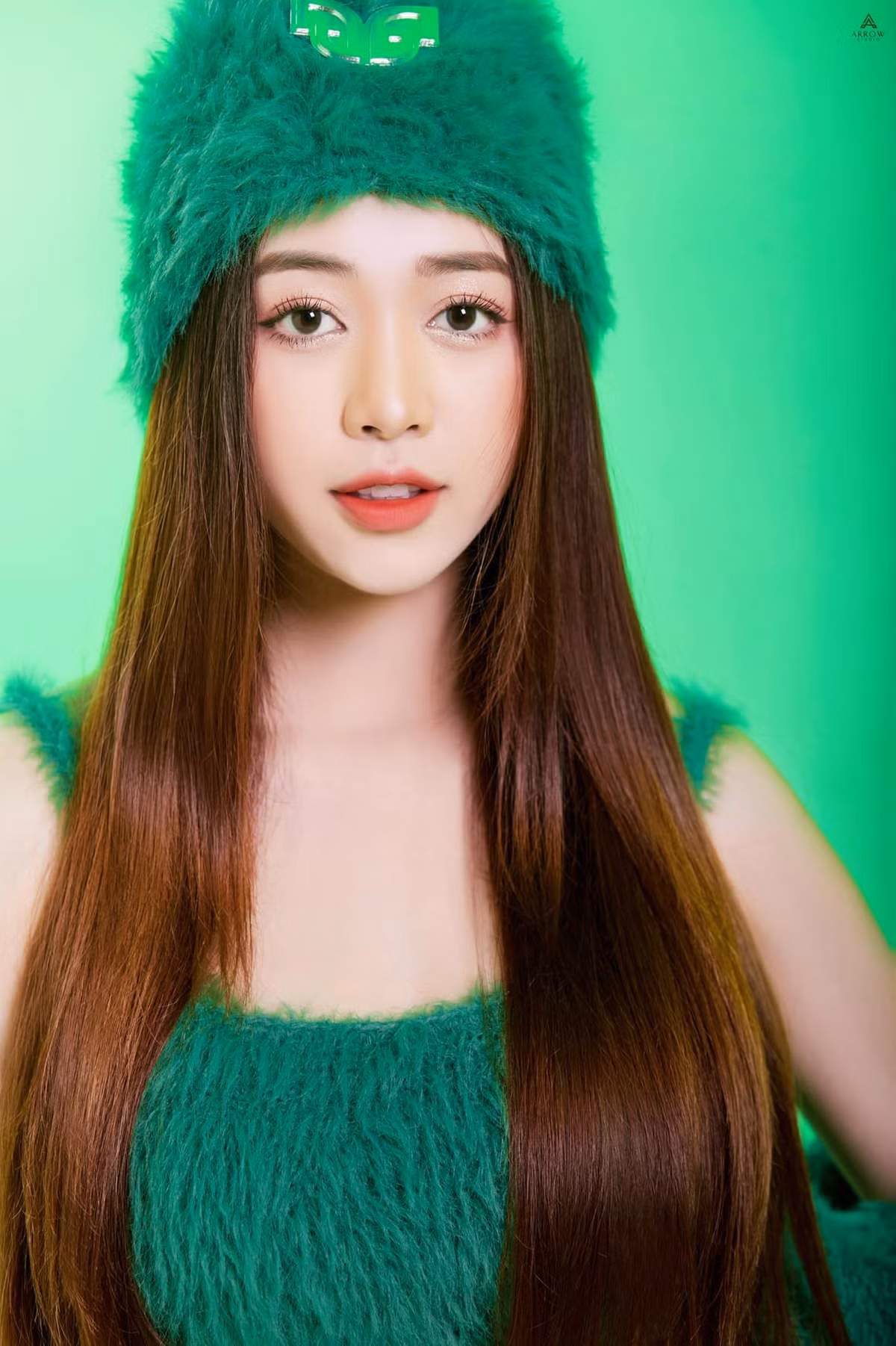 Trong những bộ trang phục hở bạo Hằng khoe triệt để lợi thế hình thể của mình. Từ đôi chân nuột nà, vòng eo không chút mỡ thừa, cho đến vòng một căng tràn sức sống.