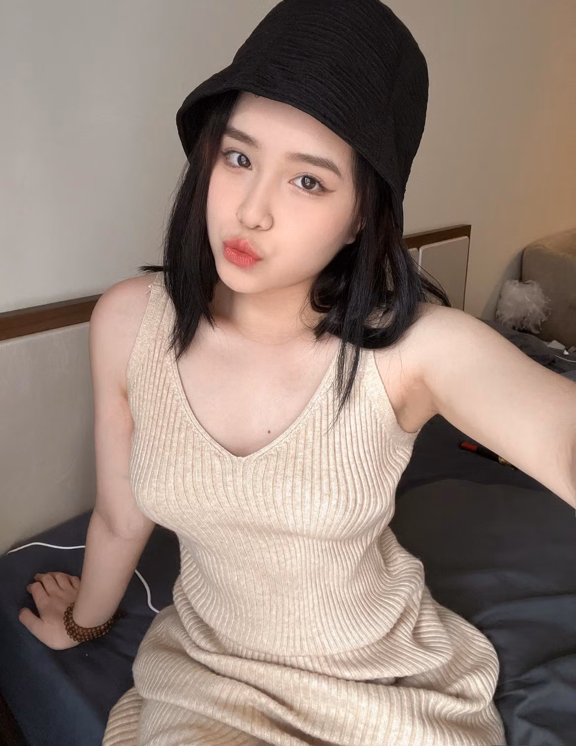 Trần Cẩm Nhung là nữ sinh từng nổi đình đám trên MXH bởi clip đăng trên Facebook với nụ cười hút hồn và gương mặt khả ái.