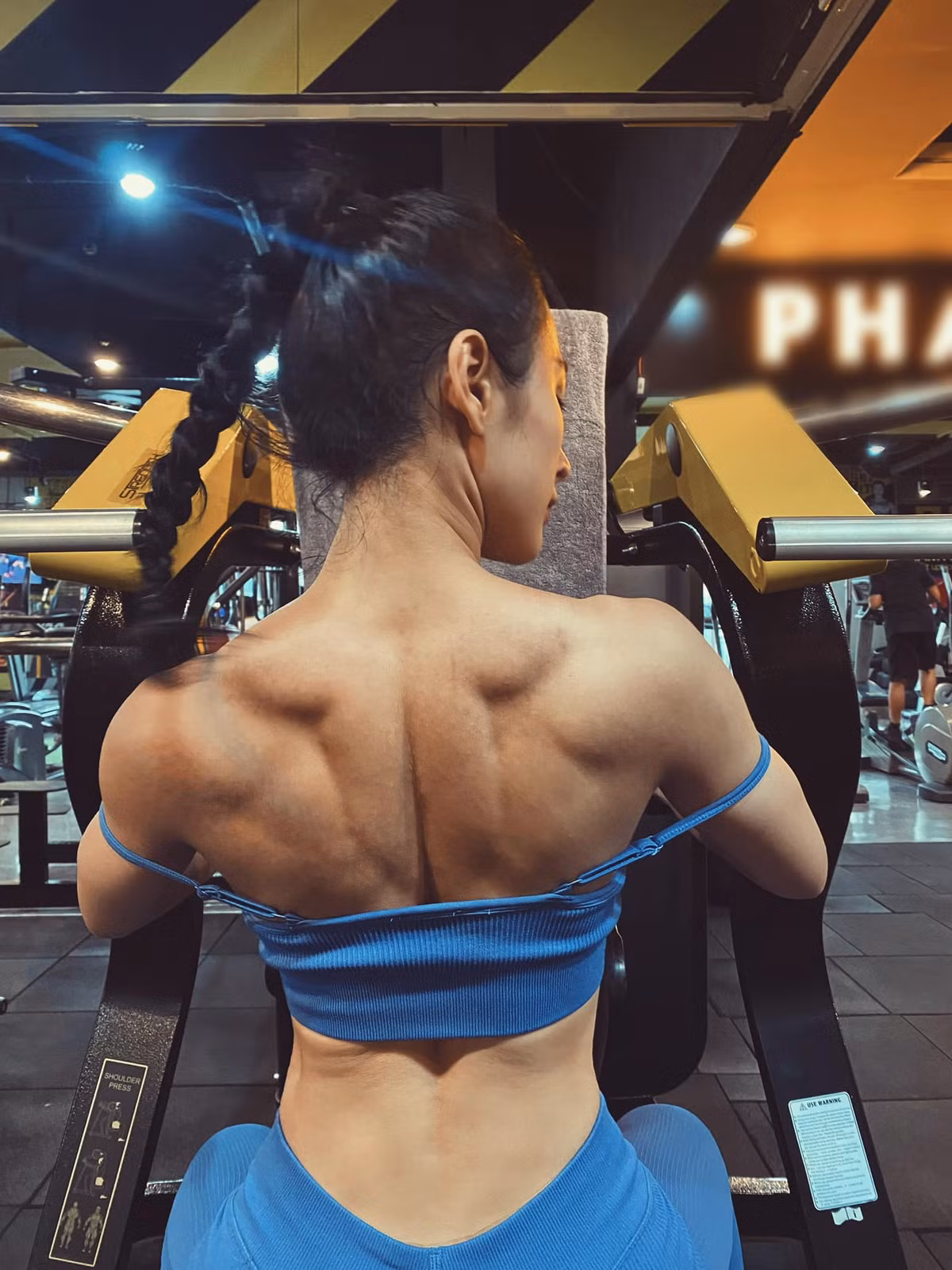 Mới đây, hot girl "Kính Vạn Hoa" thu hút sự chú ý khi đăng tải hình ảnh mới nhất trên trang cá nhân. Theo đó, cô nàng kéo dây áo tập, khoe bờ vai rộng, cơ lưng vạm vỡ không kém vận động viên thể hình.