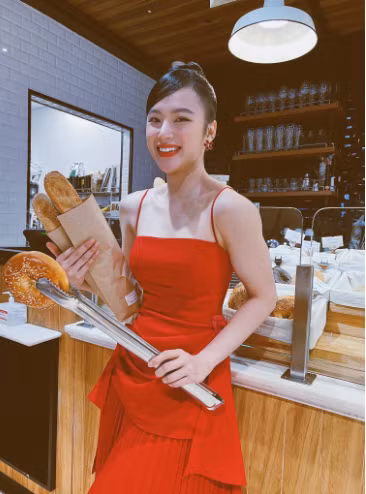 Netizen cho rằng Angela đang đẹp nhưng lại tự "phá hư" cơ thể bằng cơ và múi.