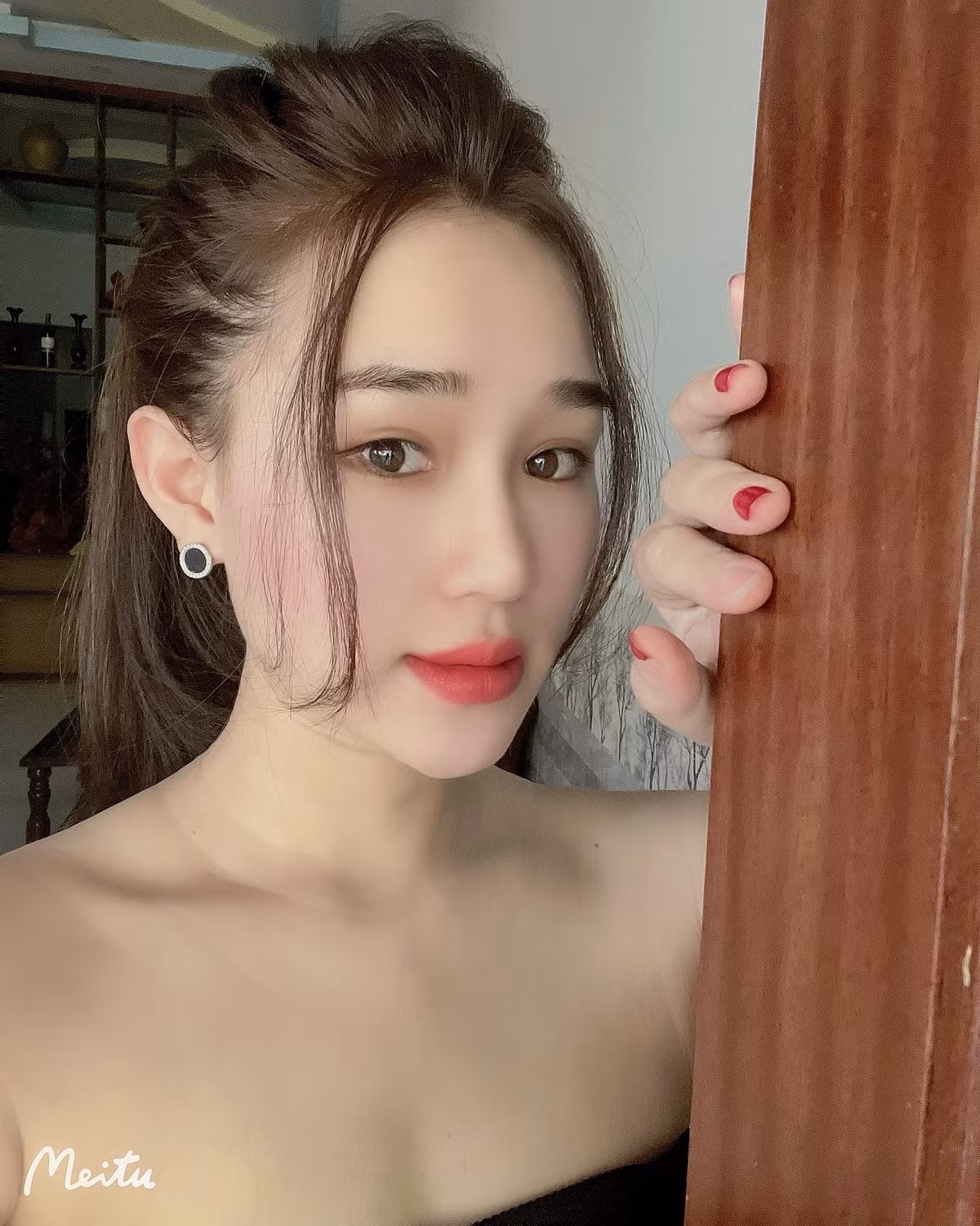 Phạm Hiếu sở hữu vẻ ngoài xinh đẹp, gương mặt khả ái và đường nét sắc sảo.