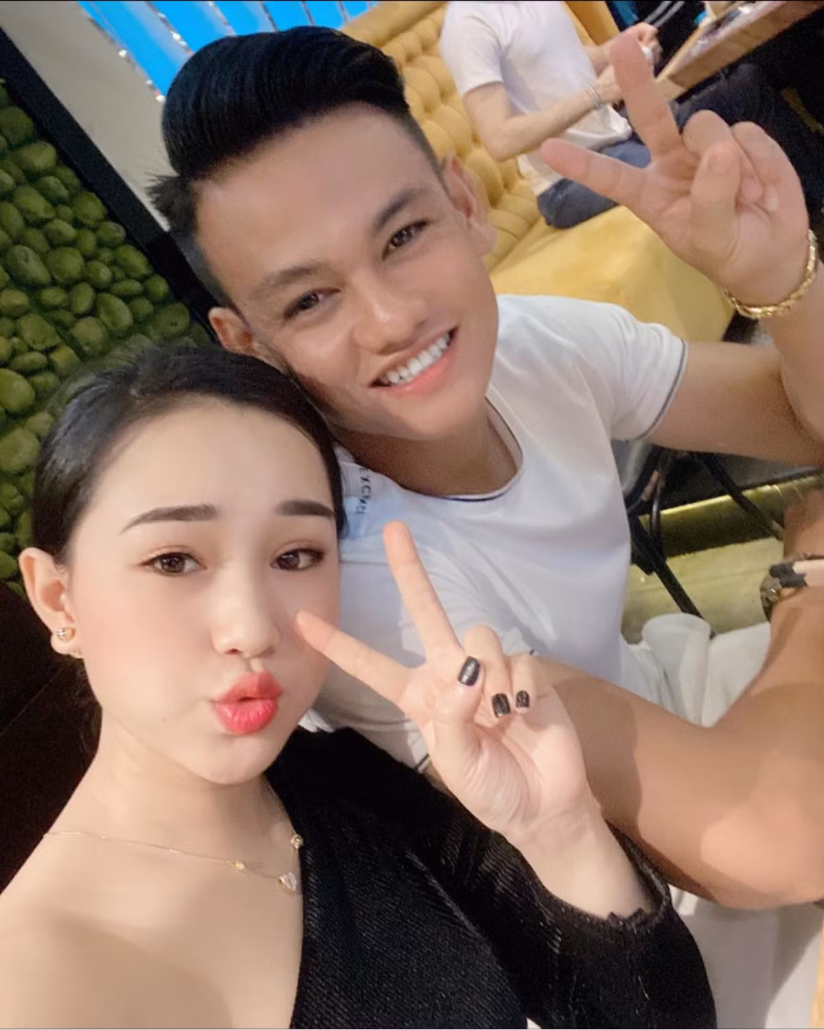 Bạn gái Hồ Tấn Tài từ lâu đã gây chú ý nhờ sở hữu nhan sắc xinh đẹp, gợi cảm. Cô nàng sinh năm 1995, hơn Tấn Tài 2 tuổi.