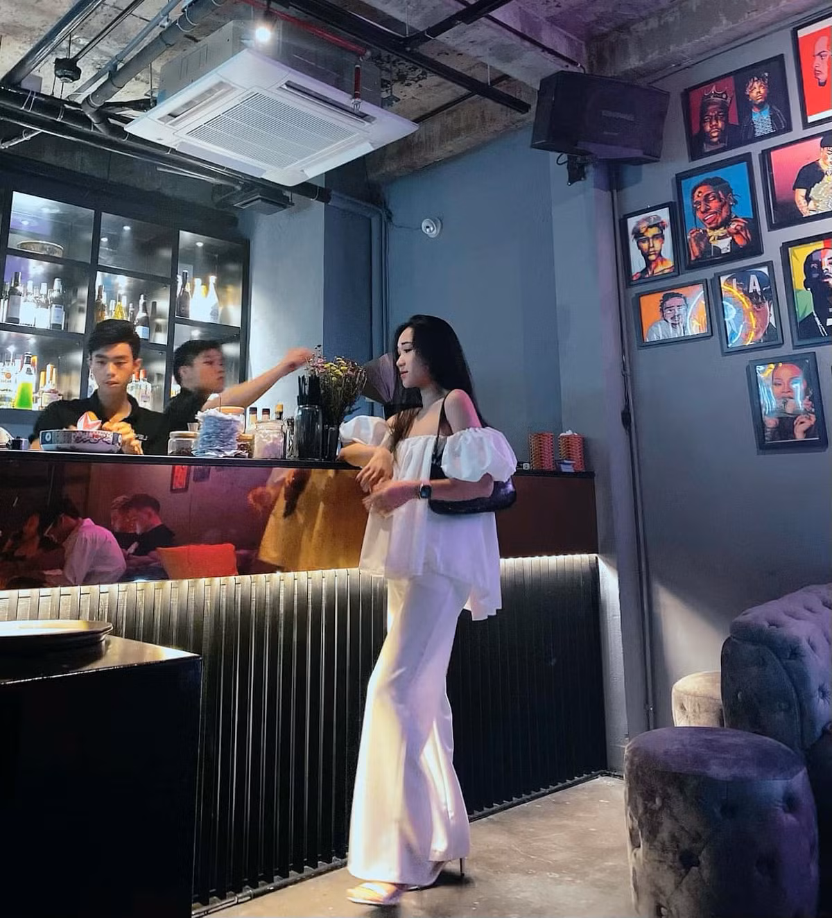 Cô nàng gây ấn tượng với body nuột nà và gu ăn mặc gợi cảm.
