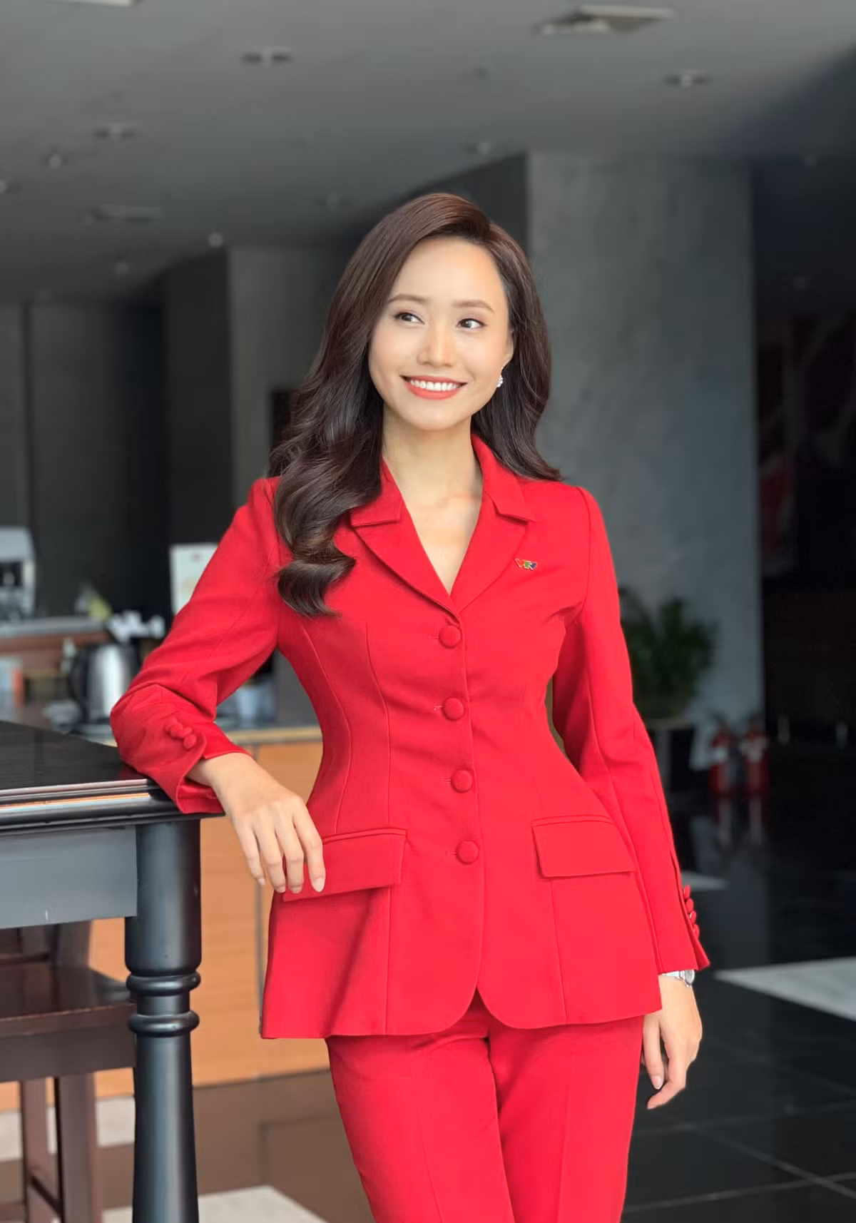 Không chỉ sở hữu giọng nói trong trẻo, lối dẫn dắt linh hoạt, ngoại hình của Xuân Anh cũng rất nổi bật. Ảnh: FBNV