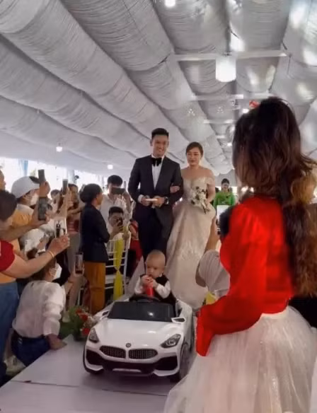 Lễ cưới của hậu vệ Hồ Tấn Tài và bạn gái được diễn ra tại quê nhà Bình Định. Đáng chú ý, trong buổi lễ có sự xuất hiện của một bé trai là con trai của chàng cầu thủ và bạn gái, được sinh năm 2020, trước 2 năm bố mẹ lên xe hoa.