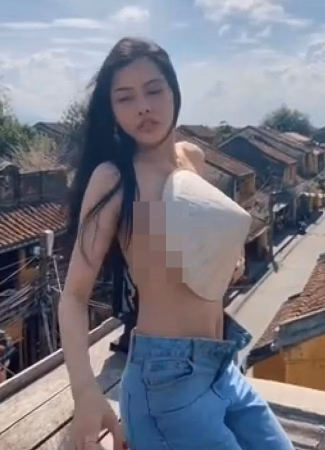 Cô gái có tên là T.M.H chụp ảnh bán nude trên sân thượng của một quán cafe ở Hội An.