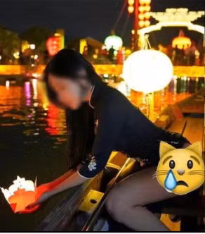 Từ hình ảnh chia sẻ cho thấy, cô diện một bộ đồ khá giống với áo dài Việt nhưng đã được may cách tân. Tuy nhiên tà áo hờ hững đã tạo nên bộ trang phục phản cảm khi để lộ nguyên vòng 3.