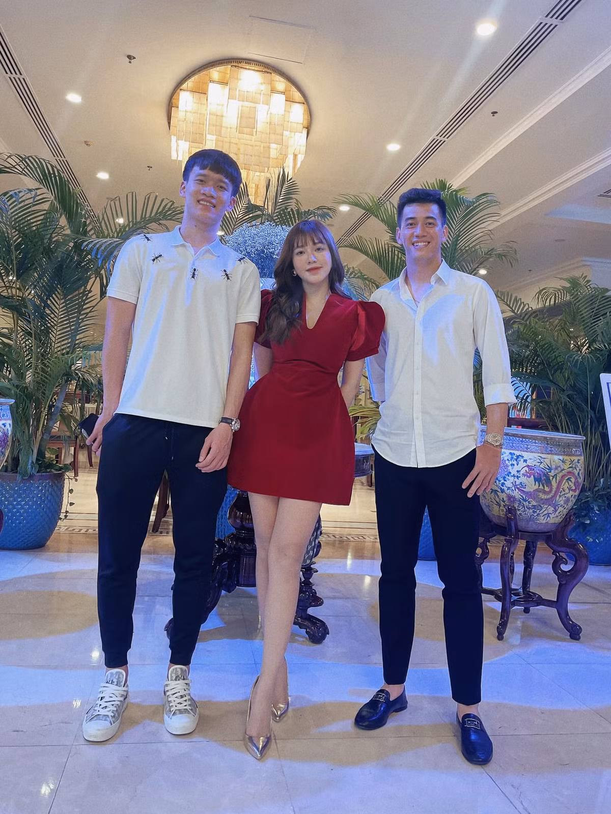 Nếu theo dõi chàng cầu thủ này, hẳn ai cũng biết anh chàng có chuyện tình "chị ơi anh yêu em" ngọt như mía lùi với Gia Hân.