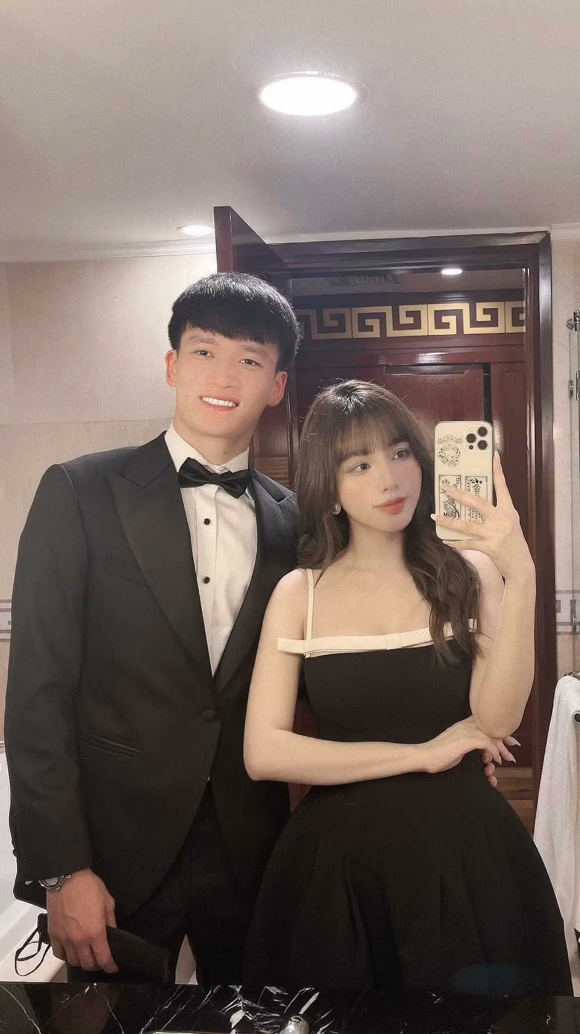 Trước lời chúc dễ thương này, bạn gái Hoàng Đức đáp lại: "Cam xa mi ta bạn iu, năm nào cũng thức canh đúng giờ ạ".