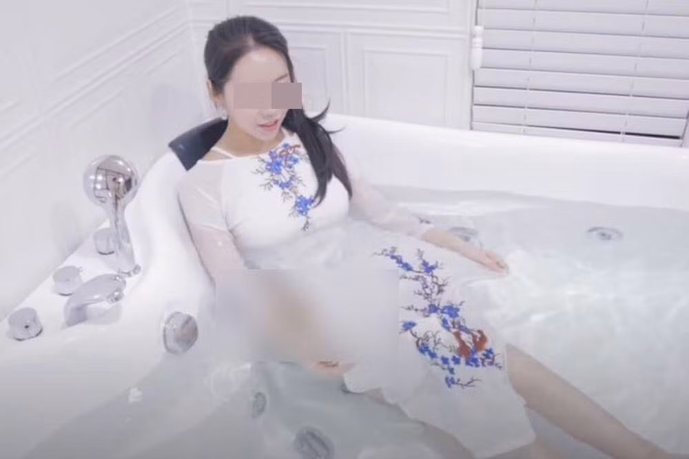 Dưới bài đăng diện áo dài hở hang của nữ người mẫu này, hàng loạt cư dân mạng Việt Nam đều bày tỏ sự phẫn nộ.