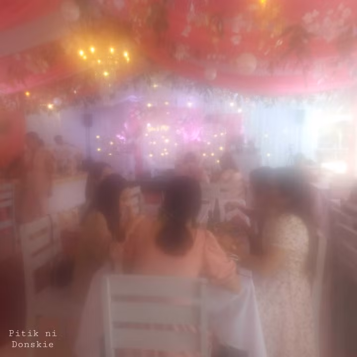 Cô dâu chú rể nhận ảnh xong chắc hẳn sẽ khóc cạn nước mắt bởi tất cả khách mời đều mờ ảo.