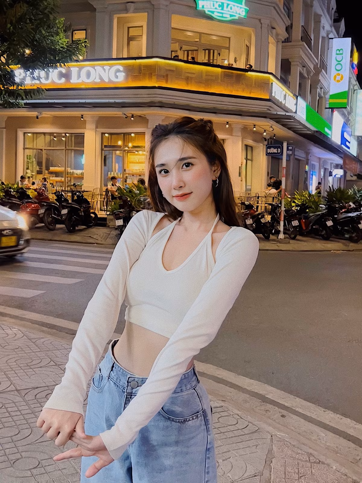 Hoa gai xinh van phong, tinh cu Bui Tien Dung khoe dang nuot na